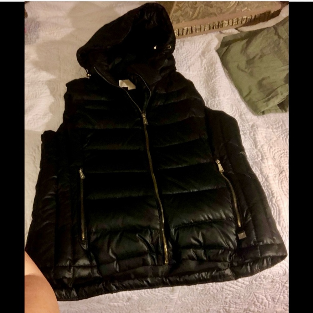 MK vest size medium black. Removable hood. Gold zipper.